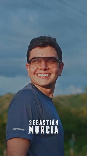 Sebastián Murcia sonriendo al aire libre